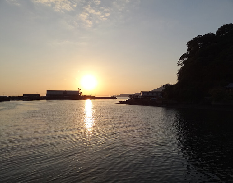 三津の渡しの付近から望む夕日。万葉の昔から、あまたの人々が見続けてきた歴史ある三津浜の風景。