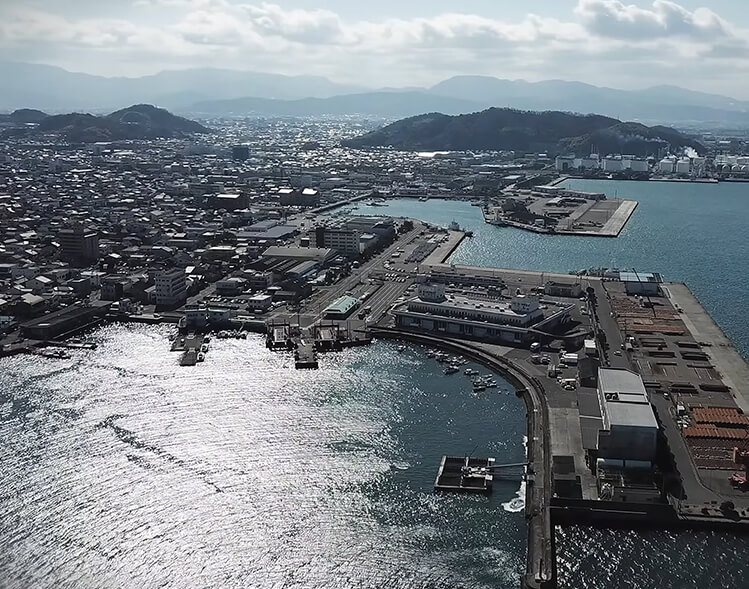 港の上空から一望する三津浜の町。