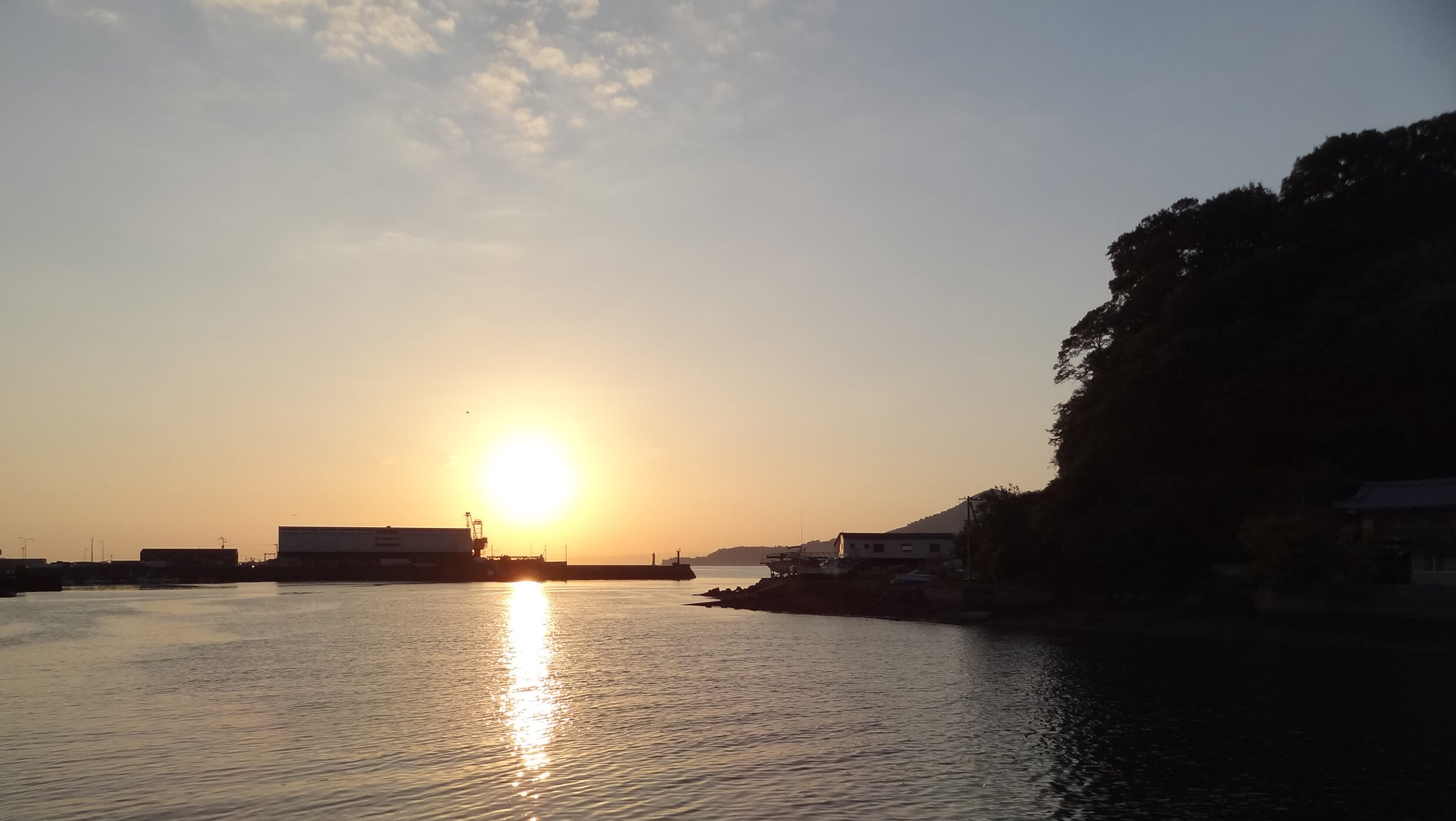 三津の渡しの付近から望む夕日。万葉の昔から、あまたの人々が見続けてきた歴史ある三津浜の風景。